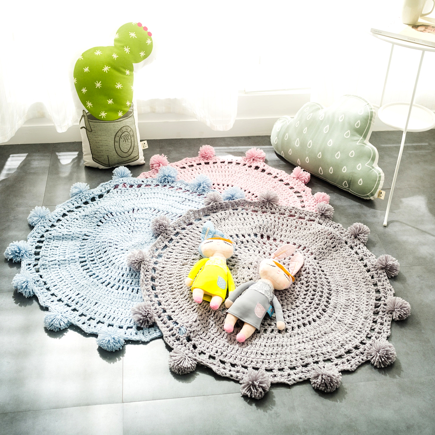 Hvis du vil supplere designet med noget originalt, kan du lave et gør-det-selv tæppe til børnehaven, for eksempel strik Hvis du vil supplere designet med noget originalt, kan du lave et gør-det-selv tæppe til børnehaven, for eksempel strik