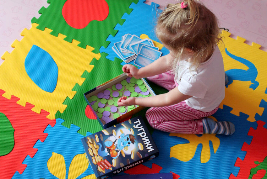 Du bør ikke købe et gulvbelægning i legerummet, hvilket er svært at klare under rengøringsprocessen. Du bør ikke købe et gulvbelægning i legerummet, hvilket er svært at klare under rengøringsprocessen.