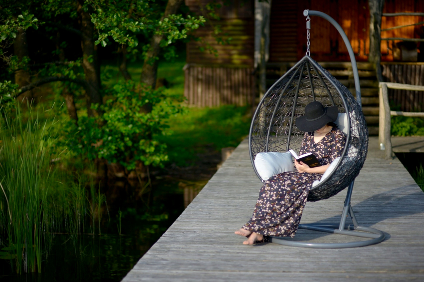 En stol på et gulvbeslag giver dig mulighed for at ændre sin placering til enhver tid En stol på et gulvbeslag giver dig mulighed for at ændre sin placering til enhver tid