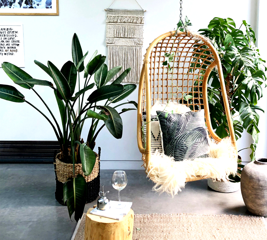 Hængende stole skaber en følelse af vægtløshed i rummet Hængende stole skaber en følelse af vægtløshed i rummet