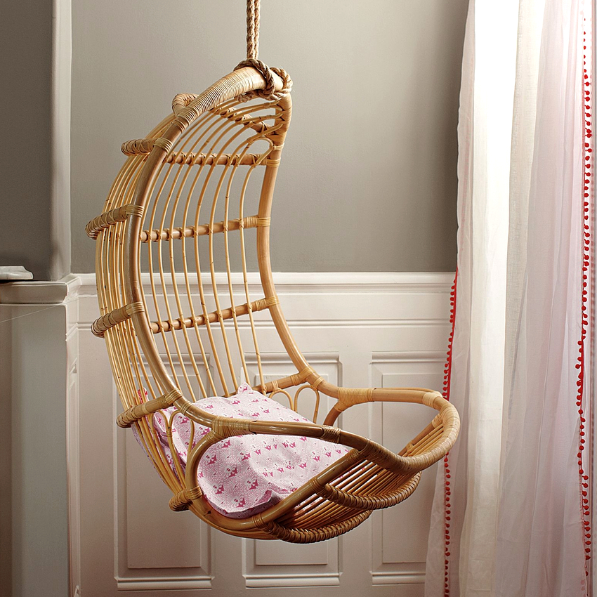 Stolen ligner en hængekøje, kokon eller hængende kugle Stolen ligner en hængekøje, kokon eller hængende kugle