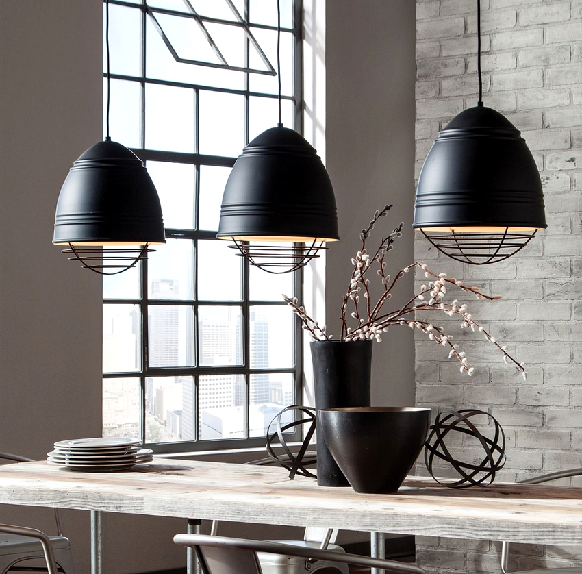 Uma solução ousada e fora do padrão é instalar um lustre preto na cozinha Uma solução ousada e fora do padrão é instalar um lustre preto na cozinha