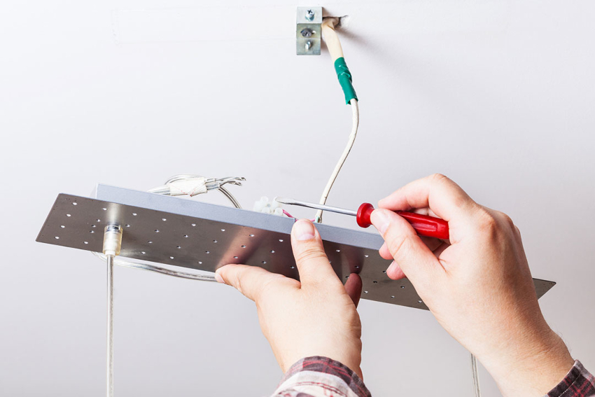 Depois de instalar a tira no teto, o lustre é conectado à rede elétrica Depois de instalar a tira no teto, o lustre é conectado à rede elétrica