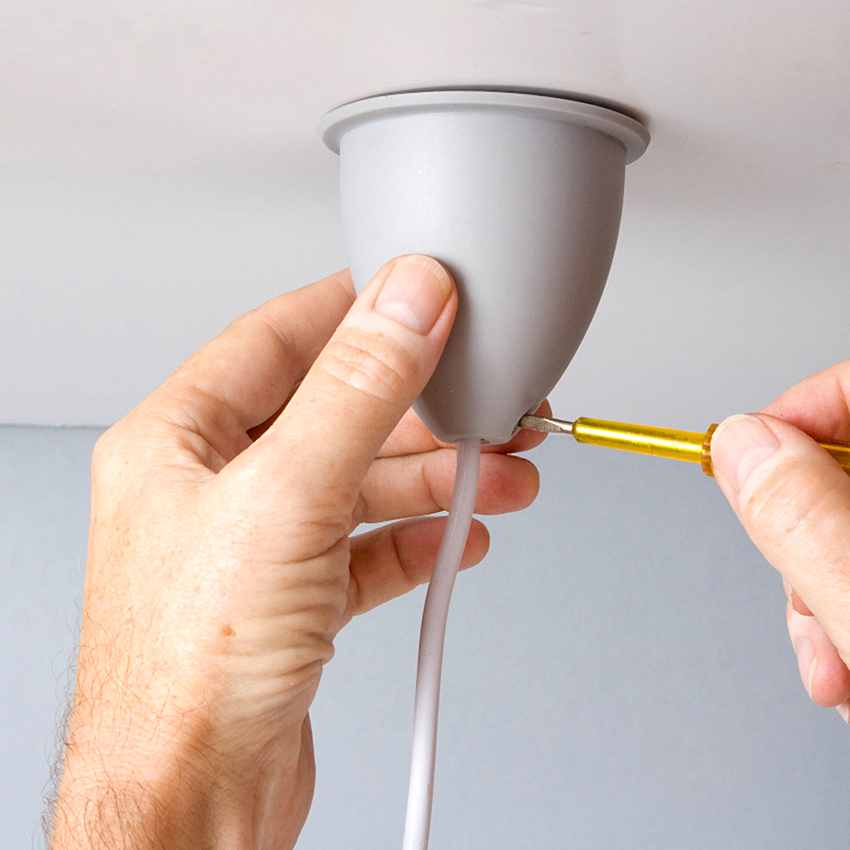 Ao escolher um lustre, preste atenção à forma como ele é preso ao teto. Ao escolher um lustre, preste atenção à forma como ele é preso ao teto.