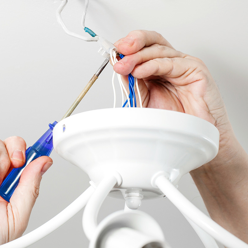 A maioria dos aparelhos de iluminação é fixada com uma dobradiça localizada no aparelho de iluminação A maioria dos aparelhos de iluminação é fixada com uma dobradiça localizada no aparelho de iluminação