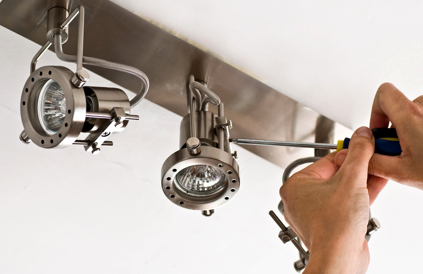 A prancha é fixada ao teto com parafusos ou parafusos auto-roscantes A prancha é fixada ao teto com parafusos ou parafusos auto-roscantes