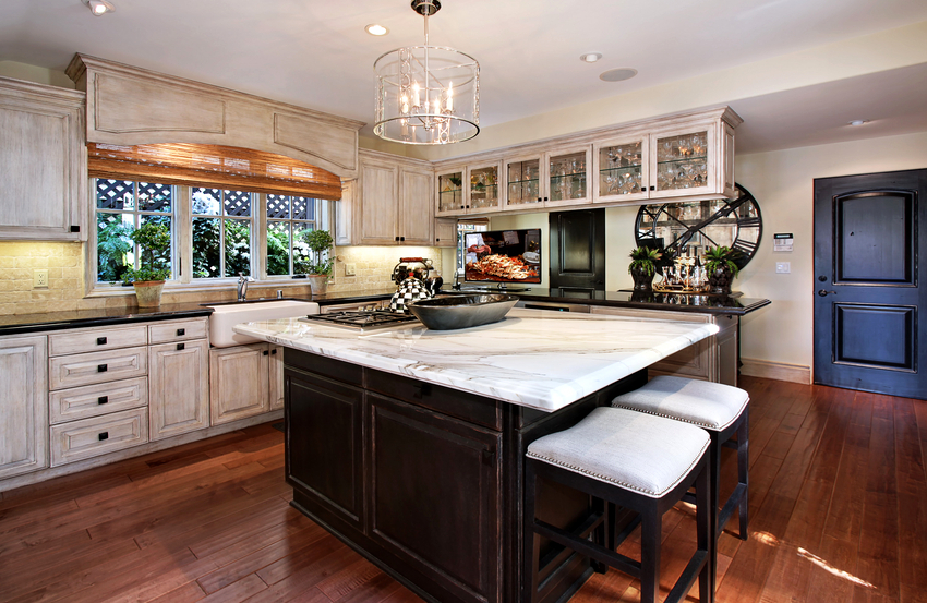 Os lustres para a cozinha no estilo provençal podem ser feitos de metal, madeira, tecido ou vidro Os lustres para a cozinha no estilo provençal podem ser feitos de metal, madeira, tecido ou vidro