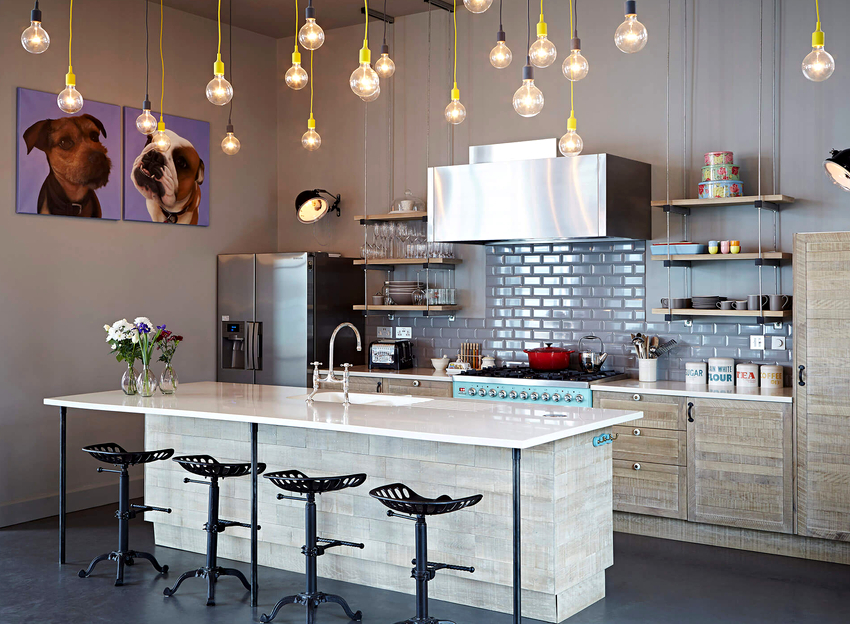 As desvantagens das lâmpadas incandescentes são o alto consumo de energia, forte aquecimento e um curto período de operação. As desvantagens das lâmpadas incandescentes são o alto consumo de energia, forte aquecimento e um curto período de operação.