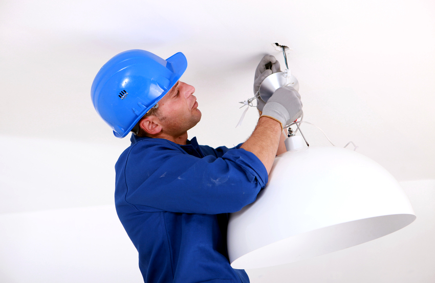 Difícil o suficiente para anexar um lustre a um teto de gesso Difícil o suficiente para anexar um lustre a um teto de gesso