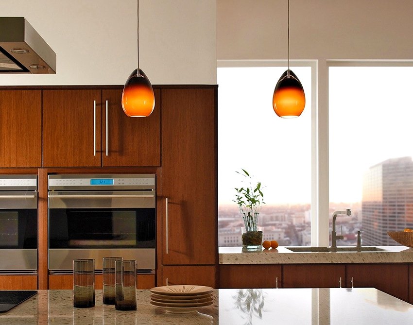 Uma luz menos brilhante pode ser usada para o lustre acima da mesa. Uma luz menos brilhante pode ser usada para o lustre acima da mesa.