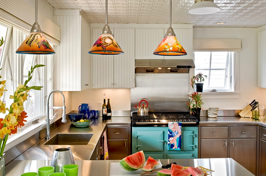 Os lustres de plástico têm uma configuração interessante e se distinguem por uma variedade de opções de cores Os lustres de plástico têm uma configuração interessante e se distinguem por uma variedade de opções de cores