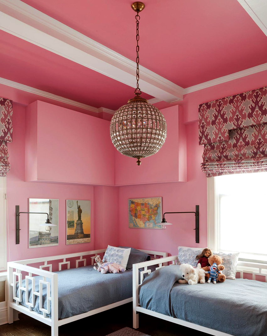 Un aranya arrodonida decorada amb cristalls o altres elements decoratius és adequada per a l'habitació d'una nena Un aranya arrodonida decorada amb cristalls o altres elements decoratius és adequada per a l'habitació d'una nena