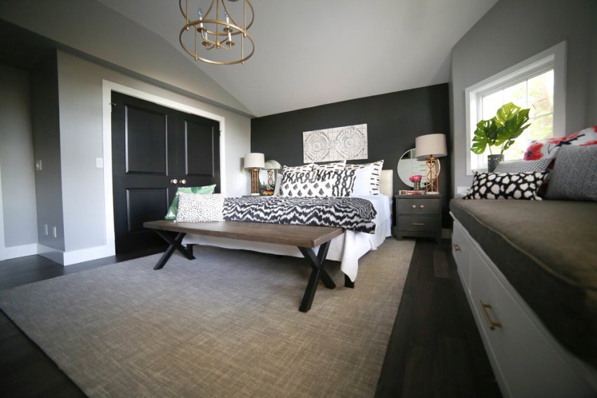 The height of the bedside lamp should be 20-30 cm above eye level The height of the bedside lamp should be 20-30 cm above eye level