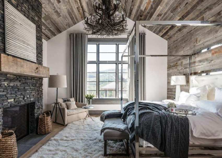 Choosing a chandelier for a bedroom is not as easy as it seems at first glance. Choosing a chandelier for a bedroom is not as easy as it seems at first glance.