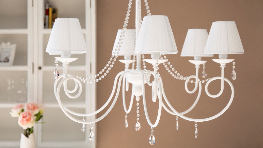 Some designers suggest making a chandelier in a classic interior an accent element of the room. Some designers suggest making a chandelier in a classic interior an accent element of the room.