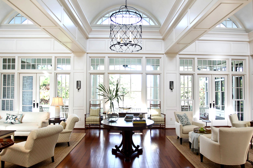 Wiszące żyrandole mocowane są za pomocą sznurka lub łańcuszka Wiszące żyrandole mocowane są za pomocą sznurka lub łańcuszka