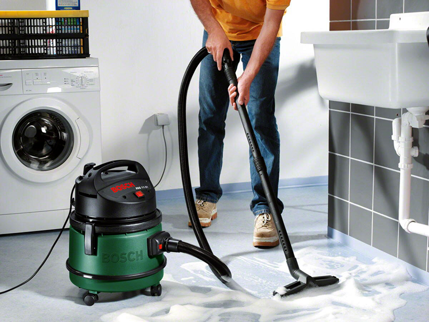 Ngoài bàn chải để giặt khô và ướt, máy hút bụi giặt còn được trang bị vòi phun để rửa cửa sổ và vải bọc Ngoài bàn chải để giặt khô và ướt, máy hút bụi giặt còn được trang bị vòi phun để rửa cửa sổ và vải bọc