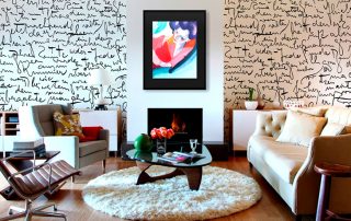 Wallpaper na may mga inskripsiyon: interpretasyon ng lettrism sa isang modernong interior