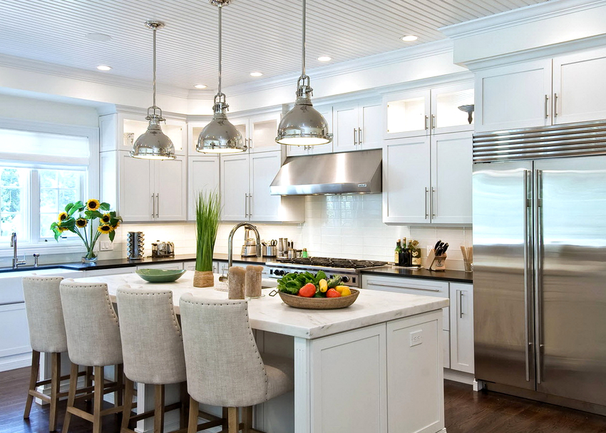 Valget av lampe er basert på personlige preferanser, stilen på rommet, budsjettet og typen takbelegg Valget av lampen er basert på personlige preferanser, stilen på rommet, budsjettet og typen takbelegg