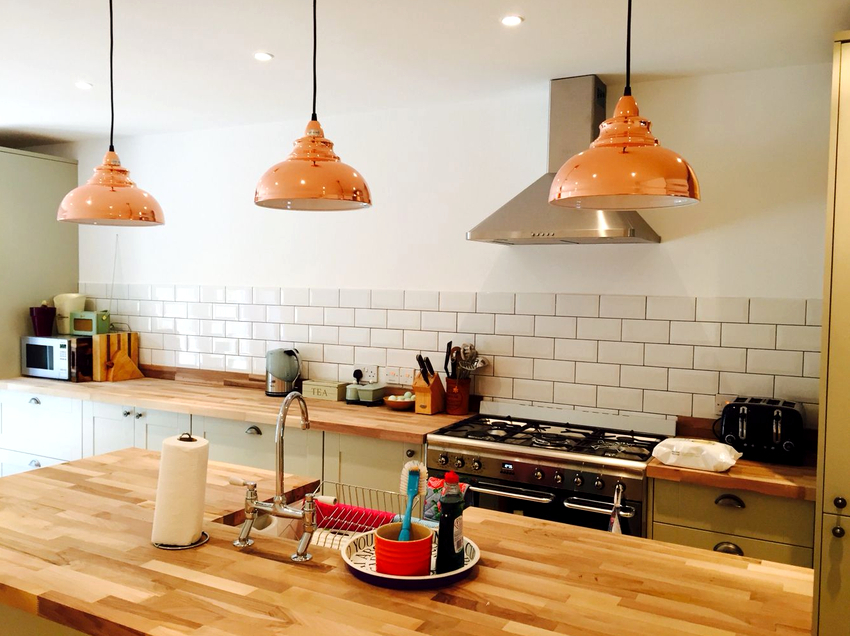 Den mest populære løsningen er å bruke hengende lysekroner over bordet. Den mest populære løsningen er å bruke hengende lysekroner over bordet.