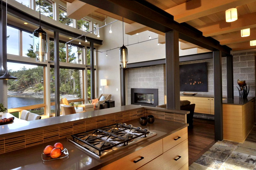 Den tradisjonelle løsningen er å installere en stor lysekrone i midten eller flere små i forskjellige deler av rommet. Den tradisjonelle løsningen er å installere en stor lysekrone i midten eller flere små i forskjellige deler av rommet.