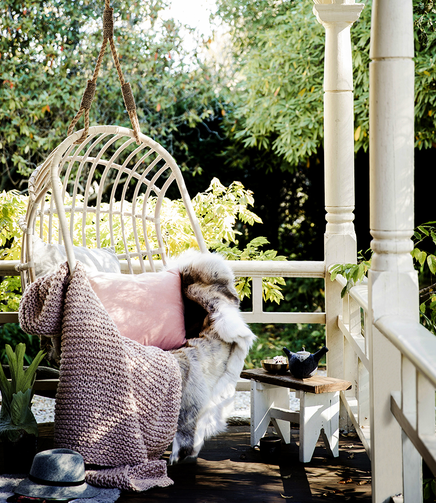 เก้าอี้แขวนที่พบมากที่สุด ได้แก่ รังไหมลูกบอลรังและเปลญวน เก้าอี้แขวนที่พบมากที่สุด ได้แก่ รังไหมลูกบอลรังและเปลญวน