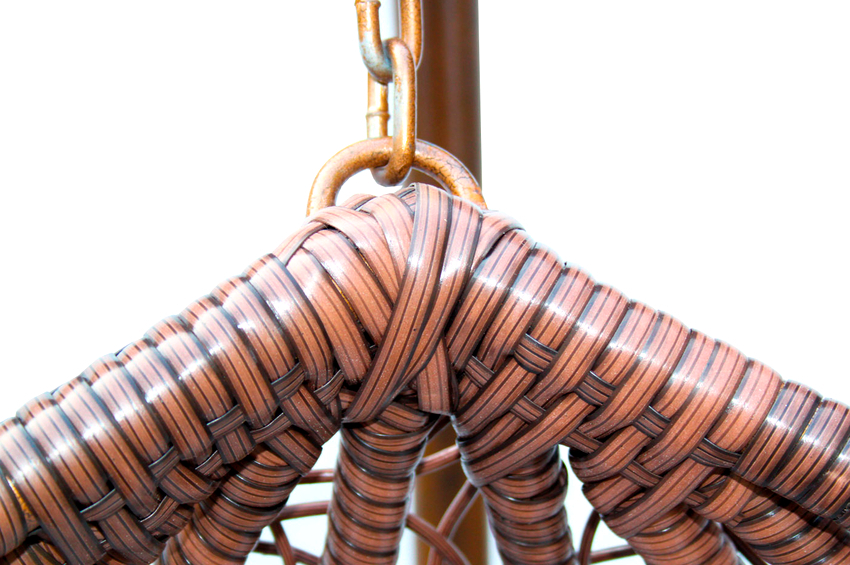 วิธีที่ง่ายที่สุดในการติดเก้าอี้แขวนคือแขวนไว้จากด้านบนด้วยสายไฟหรือโซ่ วิธีที่ง่ายที่สุดในการติดเก้าอี้แขวนคือแขวนไว้จากด้านบนด้วยสายไฟหรือโซ่