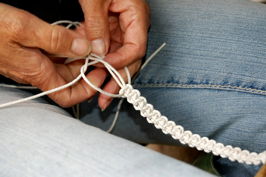 ในการทำเก้าอี้แขวนเครื่องจักสาน macrame จะใช้เทคนิคการทอหลายแบบ ในการทำเก้าอี้แขวนเครื่องจักสาน macrame จะใช้เทคนิคการทอหลายแบบ