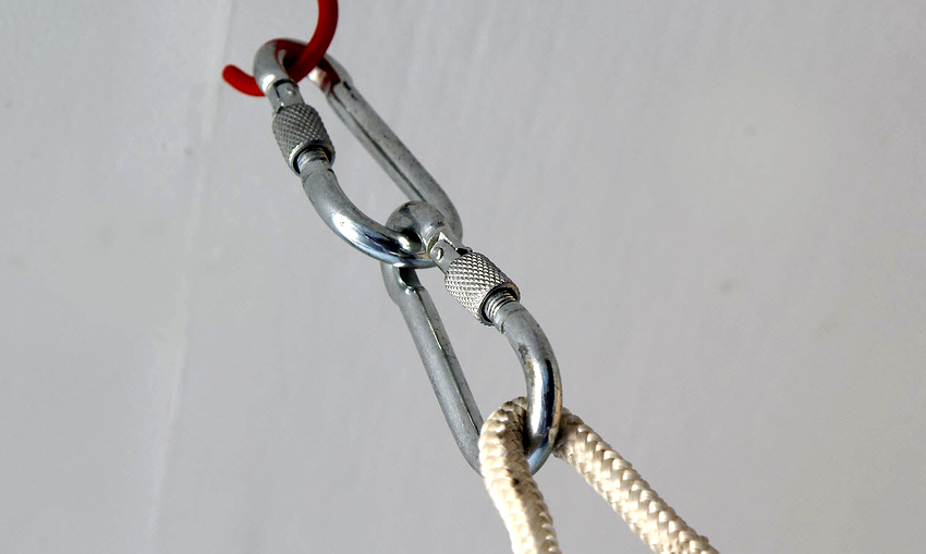 ในการติดตั้งเบาะนั่งสำหรับเด็กแบบแขวนก่อนอื่นให้ติดตั้งบนขอเกี่ยวยึดกับเพดานและติดตั้งคาราไบเนอร์เหล็กตัวที่สอง ในการติดตั้งเบาะนั่งสำหรับเด็กแบบแขวนก่อนอื่นให้ติดตั้งบนขอเกี่ยวยึดกับเพดานและติดตั้งคาราไบเนอร์เหล็กตัวที่สอง