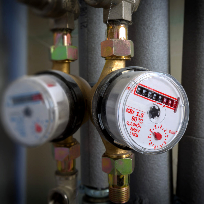 אימות מד המים יכול להתבצע הן על ידי שירותים והן על ידי ארגונים פרטיים. אימות מד המים יכול להתבצע הן על ידי שירותים והן על ידי ארגונים פרטיים.