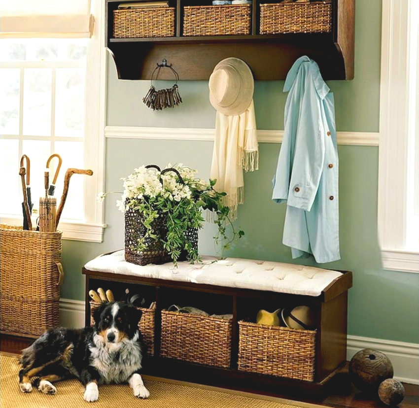 خزانة أحذية صغيرة يمكنك الجلوس عليها وبعض الخطافات البسيطة ولكن غير العادية للملابس على الحائط هي الخيار الأفضل لممر صغير خزانة أحذية صغيرة يمكنك الجلوس عليها وبعض الخطافات البسيطة ولكن غير العادية للملابس على الحائط هي الخيار الأفضل لممر صغير