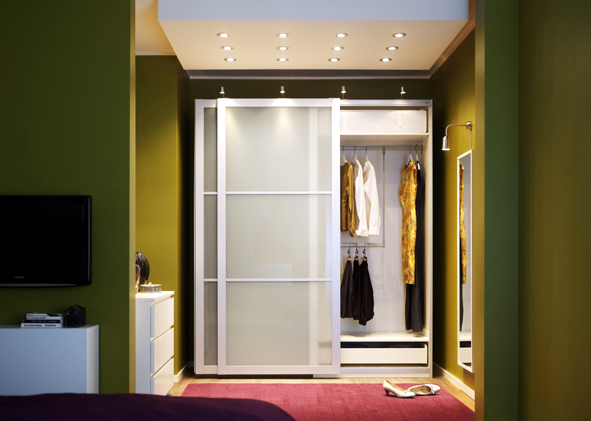 في معظم الحالات ، يمكن لخزانة الملابس أن تحل مشكلة غرفة صغيرة. في معظم الحالات ، يمكن لخزانة الملابس أن تحل مشكلة غرفة صغيرة.