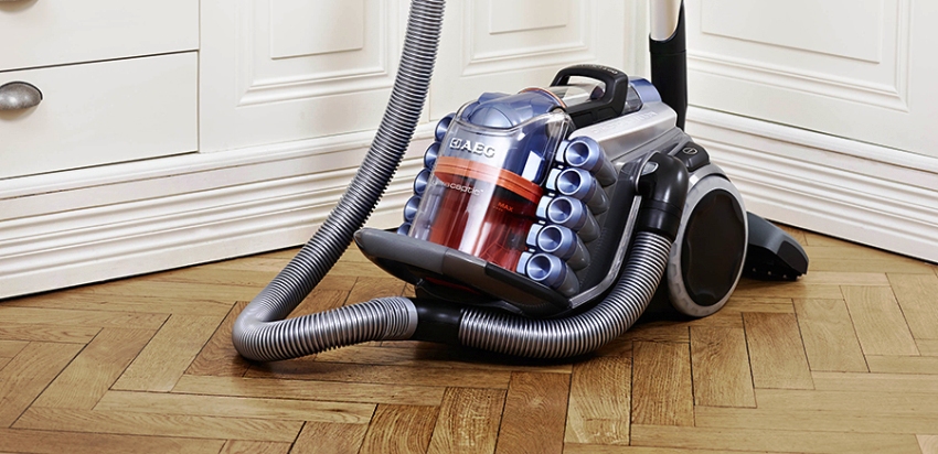 Η κυκλωνική ηλεκτρική σκούπα είναι κατάλληλη για την απομάκρυνση μεγάλων υπολειμμάτων, για παράδειγμα, που αφήνονται μετά από επισκευές Η ηλεκτρική σκούπα κυκλώνα είναι κατάλληλη για τον καθαρισμό μεγάλων συντριμμιών, για παράδειγμα, που αφήνονται μετά από επισκευές