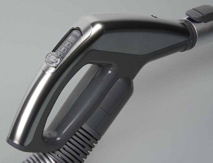 Η ηλεκτρική σκούπα είναι συνήθως εξοπλισμένη με κουμπί στο σώμα ή στη λαβή Η ηλεκτρική σκούπα είναι συνήθως εξοπλισμένη με κουμπί στο σώμα ή στη λαβή