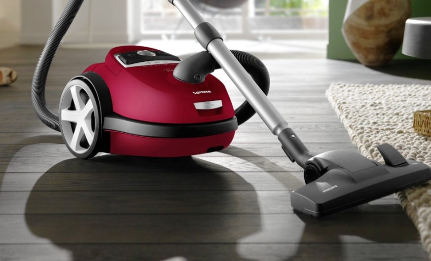 Μια μικρή ηλεκτρική σκούπα είναι πιο βολική για αποθήκευση και μεταφορά, αλλά συνήθως τέτοια μοντέλα έχουν λιγότερη ισχύ Μια μικρή ηλεκτρική σκούπα είναι πιο βολική για αποθήκευση και μεταφορά, αλλά συνήθως τέτοια μοντέλα έχουν λιγότερη ισχύ