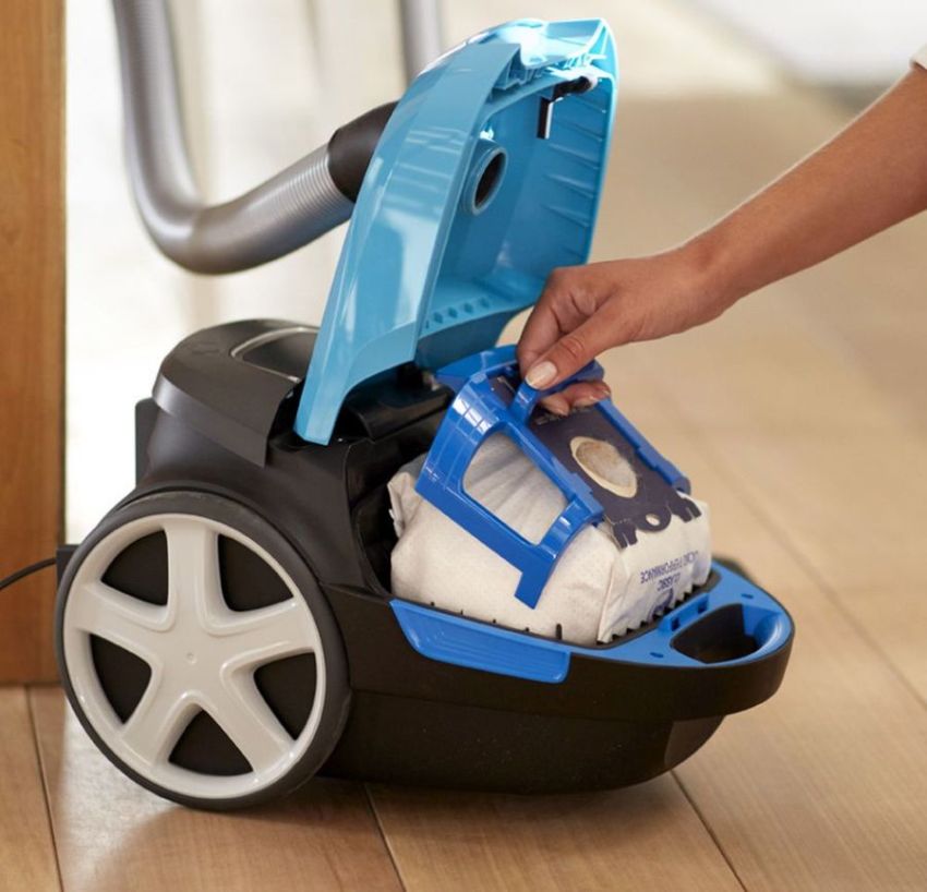 Ως αποτέλεσμα του καθαρισμού με μια κλασική ηλεκτρική σκούπα, η βρωμιά παραμένει στην τσάντα και ο καθαρός αέρας επιστρέφει στο δωμάτιο Ως αποτέλεσμα του καθαρισμού με μια κλασική ηλεκτρική σκούπα, η βρωμιά παραμένει στην τσάντα και ο καθαρός αέρας επιστρέφει στο δωμάτιο