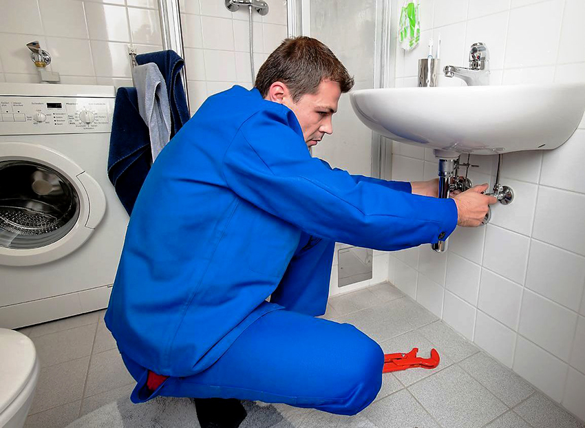 Öncelikle lavaboyu duvara sabitleyen braketten çıkarmanız gerekir. Öncelikle lavaboyu duvara sabitleyen braketten çıkarmanız gerekir.