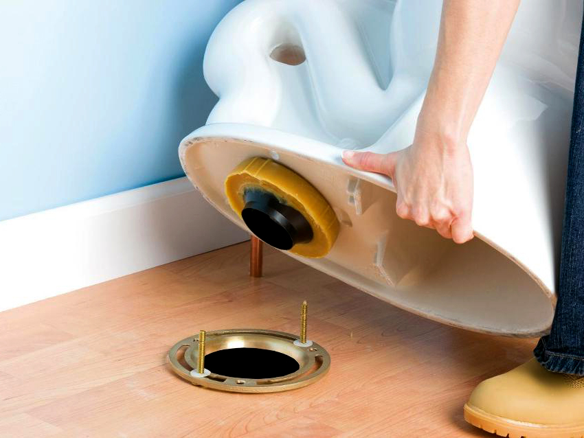 Tuvaleti zeminden ayırmak için bağlantı elemanlarını sökmeniz gerekir. Tuvaleti zeminden ayırmak için bağlantı elemanlarını sökmeniz gerekir.