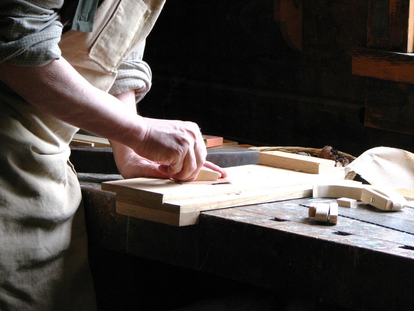 Tốt hơn hết bạn nên cắt vật liệu làm tủ quần áo vào nhà vệ sinh ở nơi đã mua. Tốt hơn hết bạn nên cắt vật liệu làm tủ quần áo vào nhà vệ sinh ở nơi đã mua.