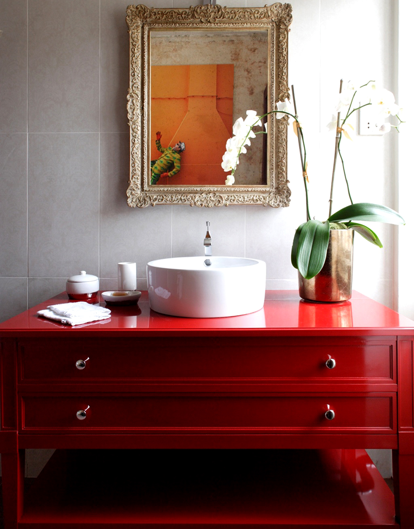 Floor cabinets in the bathroom can be on castors, with or without legs Floor cabinets in the bathroom can be on castors, with or without legs