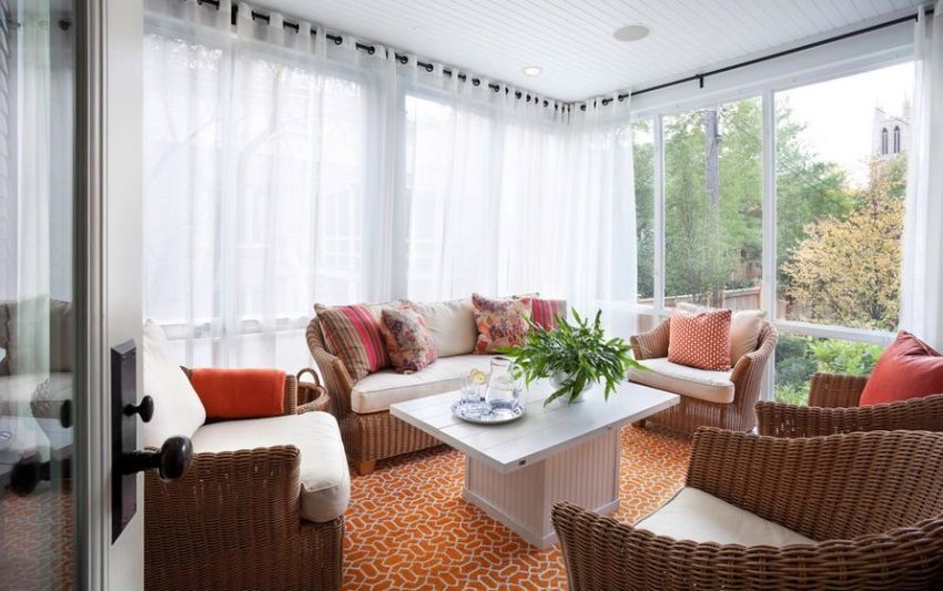 טול על לולאות הוא אפשרות פופולרית לקישוט חלונות. טול על לולאות הוא אפשרות פופולרית לקישוט חלונות.