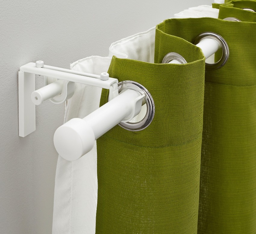 הווילונות מחליקים לאורך כרכובי הפלסטיק כמעט בשקט הווילונות מחליקים לאורך כרכובי הפלסטיק כמעט בשקט