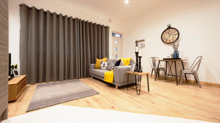 לולאות הופכות גלים יפים וזורמים על וילונות לולאות הופכות גלים יפים וזורמים על וילונות