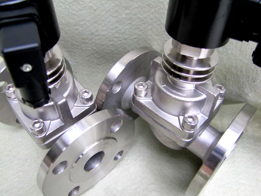 Par le type de connexion, les électrovannes peuvent être couplées, étranglées et à brides Par le type de connexion, les électrovannes peuvent être couplées, étranglées et à brides