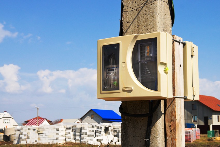 Die Installation des Messgeräts an einer Stange erfolgt nur mit Zustimmung des Eigentümers des Messgeräts Die Installation des Messgeräts an einer Stange erfolgt nur mit Zustimmung des Eigentümers des Messgeräts