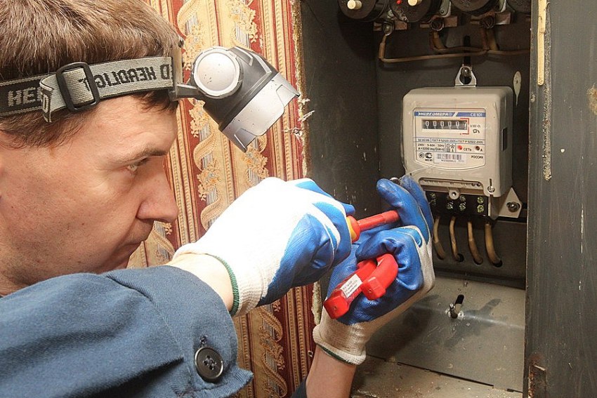 Um ein neues Messgerät zu installieren, müssen Sie das alte Gerät ausschalten und entfernen Um ein neues Messgerät zu installieren, müssen Sie das alte Gerät ausschalten und entfernen