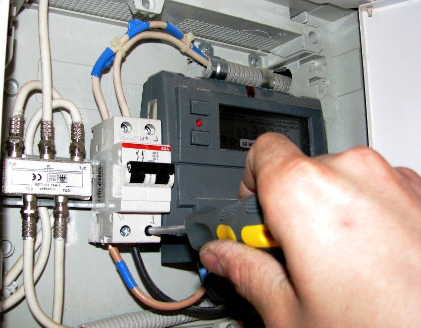 Wenn Sie gegen die Regeln für die Installation von Stromzählern verstoßen, kann dies zu einem Unfall führen. Wenn Sie gegen die Regeln für die Installation von Stromzählern verstoßen, kann dies zu einem Unfall führen.