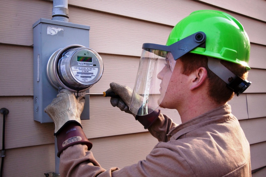 Das Messgerät muss von einem qualifizierten Techniker installiert werden. Das Messgerät muss von einem qualifizierten Techniker installiert werden.