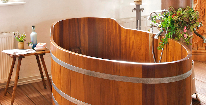 Umiestnenie vane uprostred miestnosti poskytuje najviac voľného prístupu k nej z rôznych strán Umiestnenie vane uprostred miestnosti poskytuje najviac voľného prístupu k nej z rôznych strán