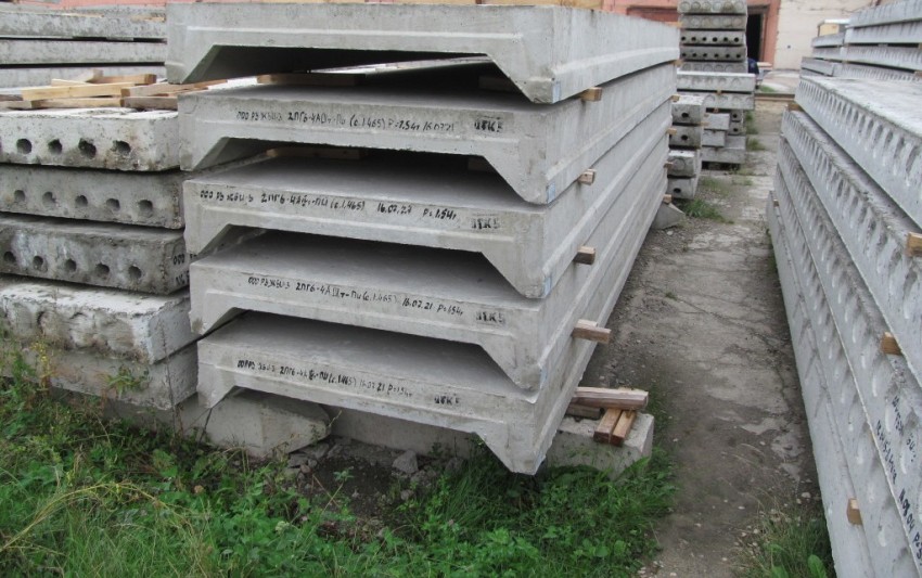 Ribbet plader er solide produkter med ribben i en eller to lodrette retninger Ribbet plader er solide produkter med ribben i en eller to lodrette retninger